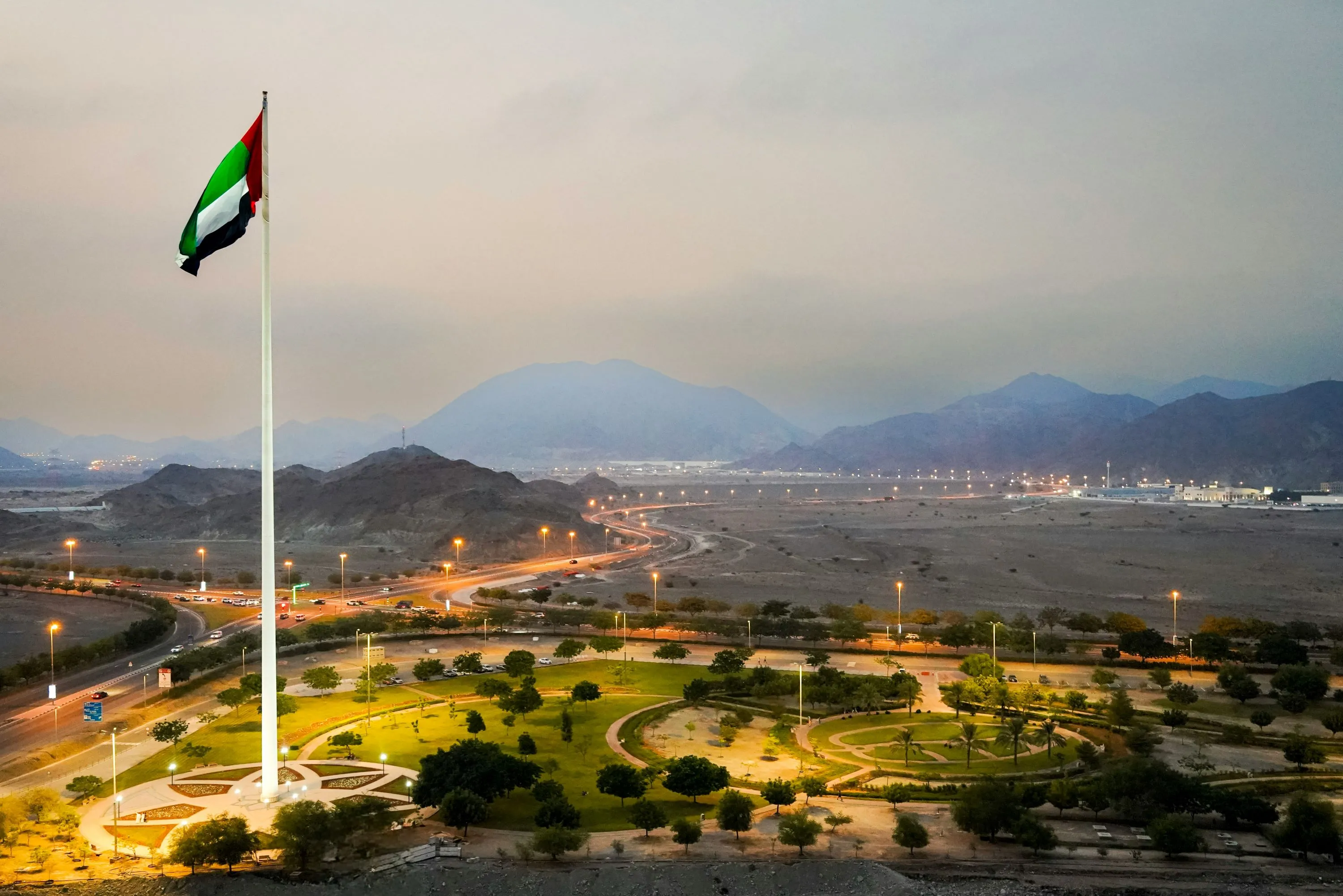 Fujairah bei Nacht mit großer Flagge